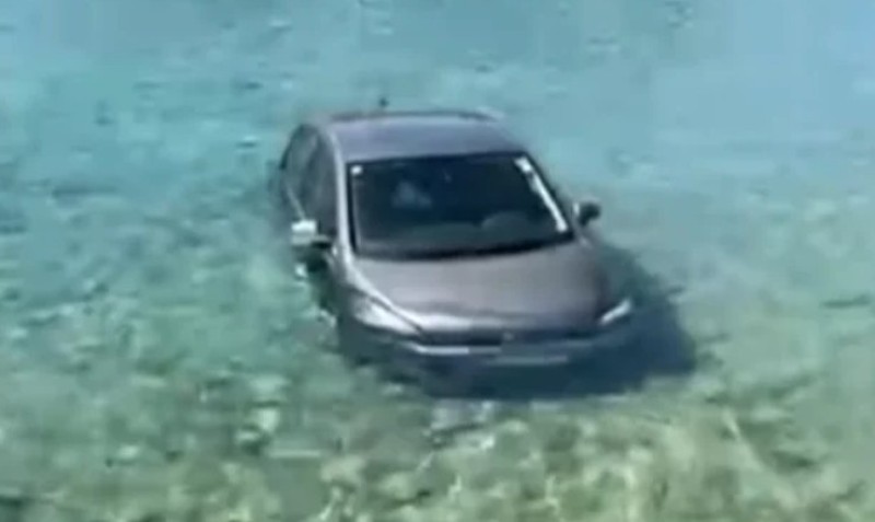 Neobična tradicija! Automobil upao u more, mreže “izgorjele” od hit komentara VIDEO