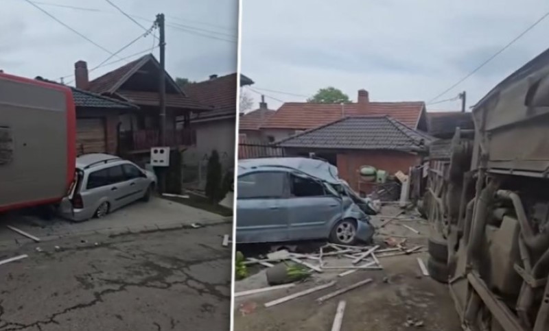 Drama! Autobus sletio sa puta: Udario dva vozila, ograde dvije kuće i garažu, pa se prevrnuo