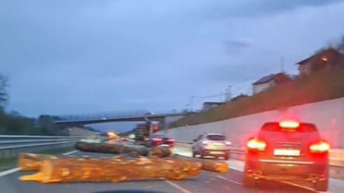 Nesvakidašnja nesreća: Balvani pali s kamiona na autoputu