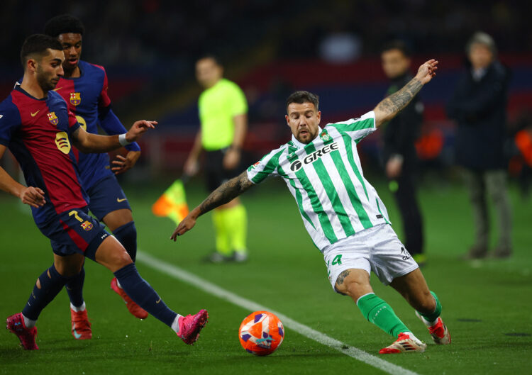 Barselona kiksnula, ali povećala razliku: Betisu bod na Monžuiku