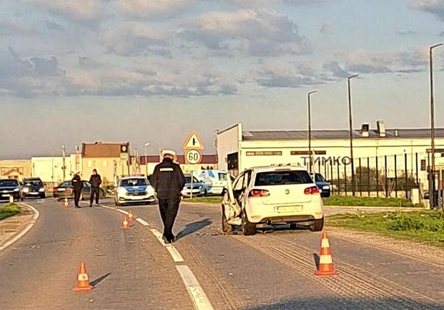 Sudar na Pavlović putu: Kombi završio u kanalu