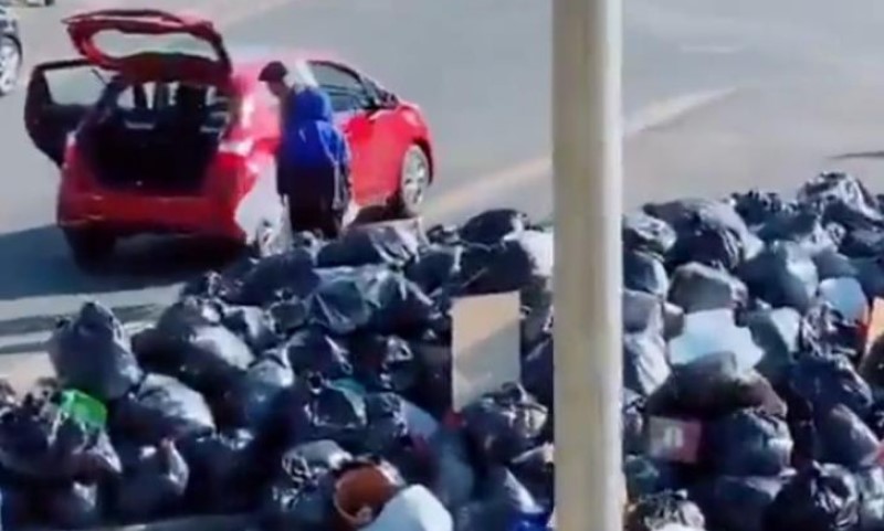 Ljudi povraćaju od smrada, pacovi veći od mačaka: Smeće preplavilo ulice u srcu Evrope VIDEO/FOTO