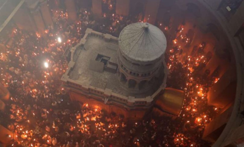 Svjetlost Hristovog vaskrsenja: Blagodatni oganj sišao u Hram groba Gospodnjeg