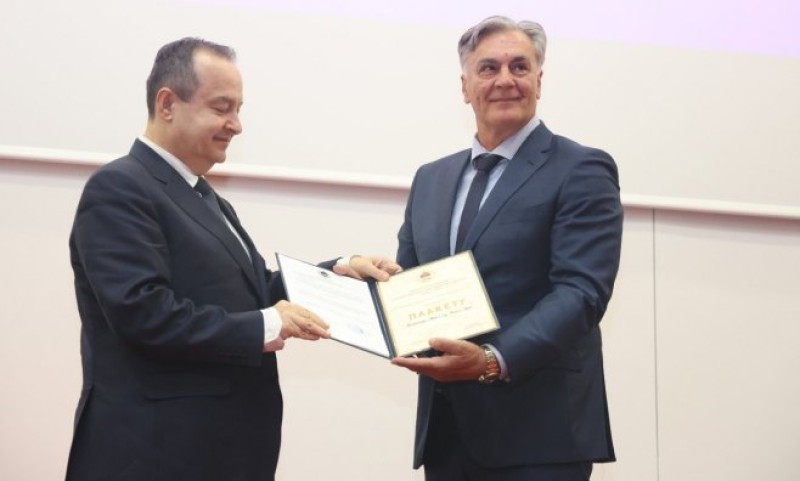 Srpska slavi Dan policije: Karan uručio plaketu Dačiću na svečanoj akademiji u Banjaluci FOTO