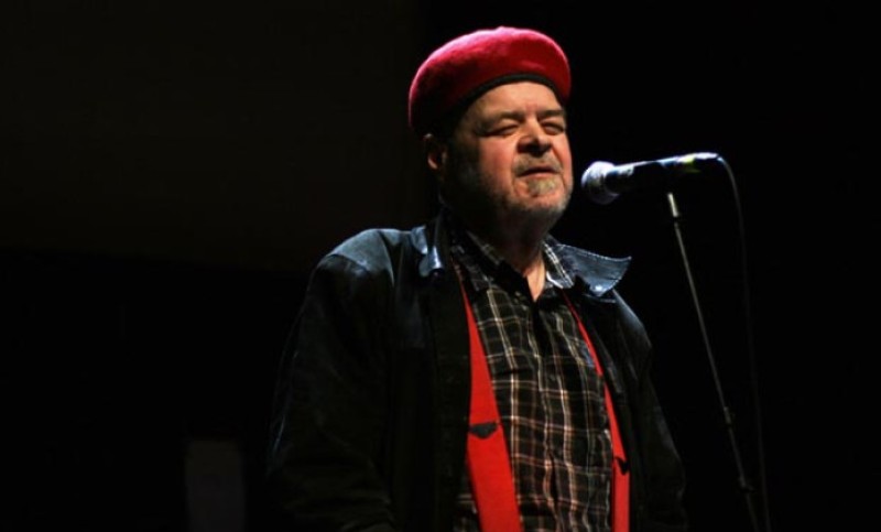 Izgubio bitku sa dugom bolešću: Preminuo Dejvid Tomas iz kultnog benda “Pere Ibi”