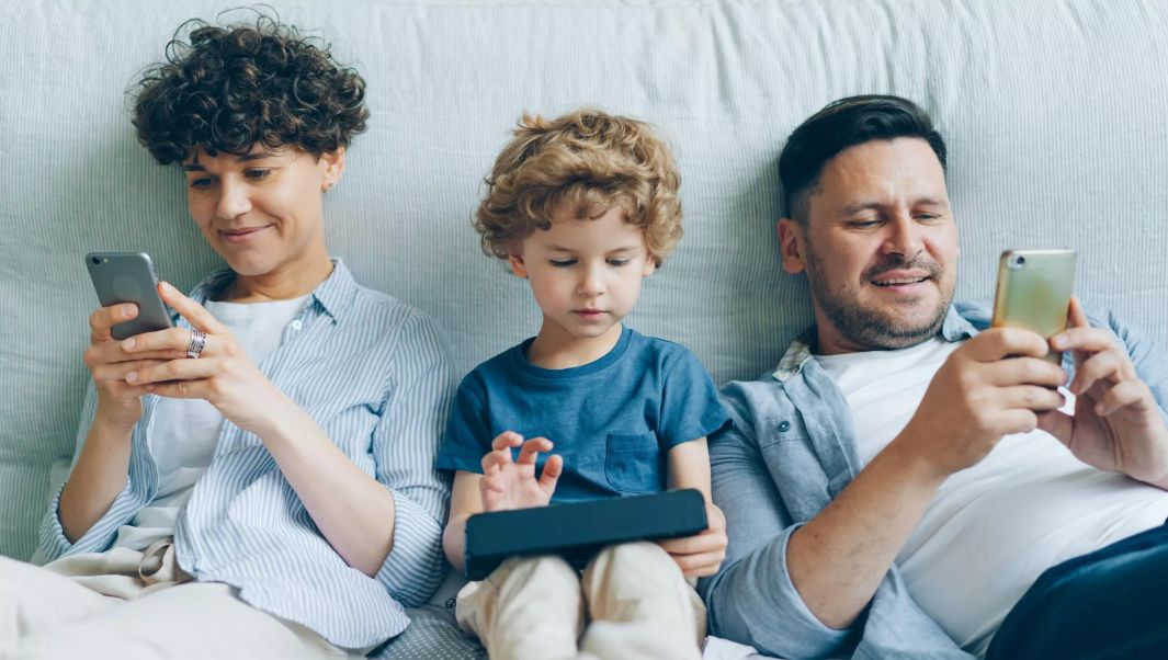 Veliki izazov novog doba: “Analogni” roditelji i “digitalna” djeca VIDEO