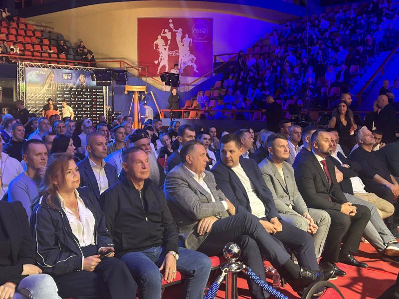 Dodik u SD ‘Borik’ na boks spektaklu bodri Saru Ćirković