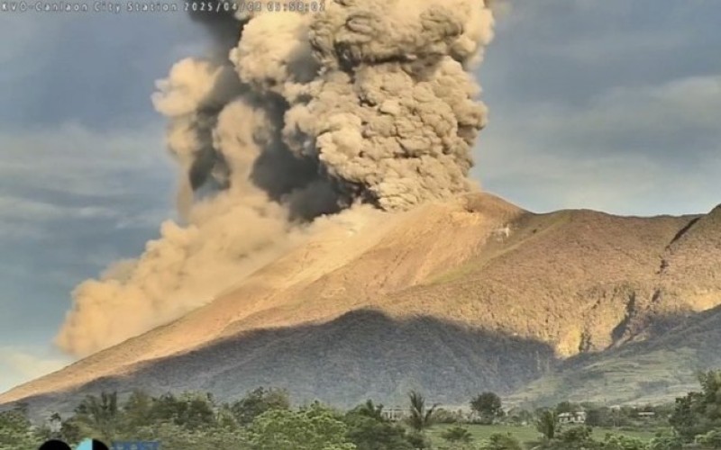 Erupcija vulkana Kanlaon na Filipinima: Stub dima visok 4.000 metara VIDEO