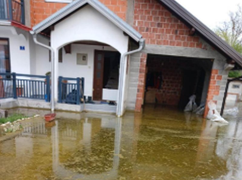 Mještani poplavljene Gomjenice očajni: Vaskrs ćemo dočekati u mulju, blatu i smradu