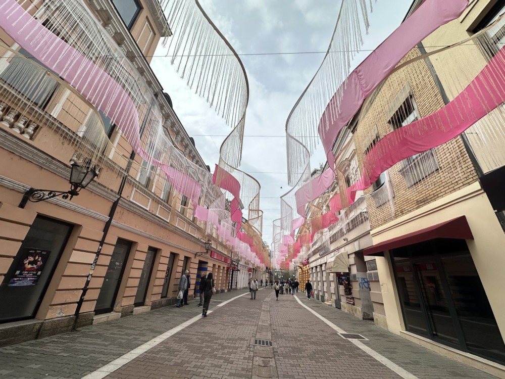 Resice i roze platno ćarlijaju na vjetru: Gospodska ulica u novoj dekoraciji