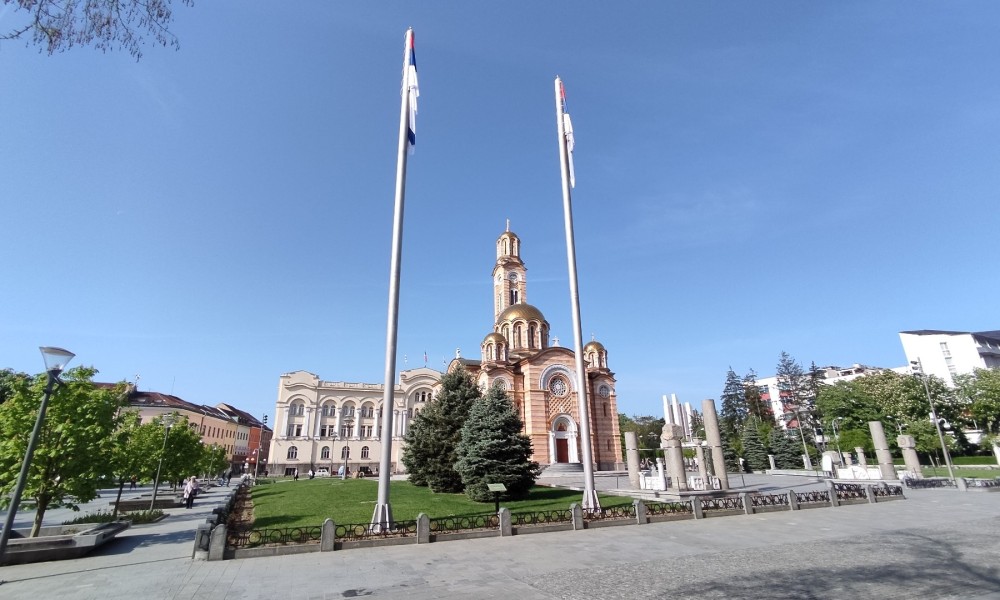 Postavljeni još veći jarboli: Vraćene zastave preko puta Banskog dvora FOTO/VIDEO