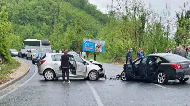 Teška nesreća: Sudar dva automobila, ima povrijeđenih