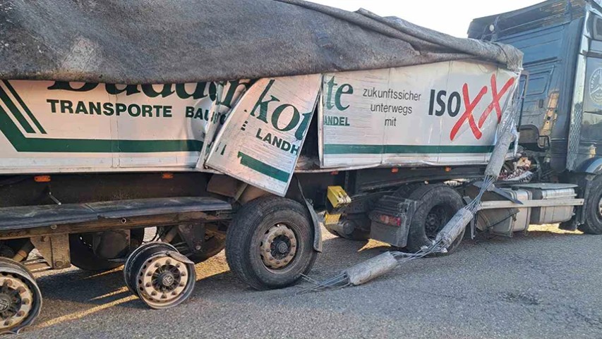 Pijani kamiondžija izazvao haos: Oborio dva stuba pa jedan vukao za sobom, ‘naduvao’ tri promila VIDEO