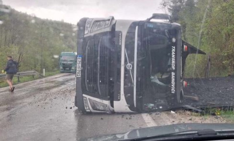 U toku uviđaj, saobraćaj usporen: Prevrnuo se kamion u ovom dijelu BiH – usporite