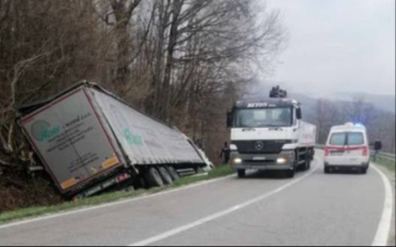 Prikolica se prevrnula i pritisnula ga: Vozač kamiona zadobio povrede opasne po život