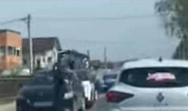 Stigla policija, vozači se pozivaju na oprez: Sudar dva auta na ulazu u Laktaše VIDEO