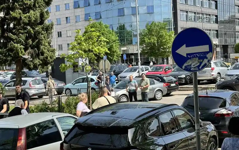 Potpuni kolaps u banjalučkoj ulici: Jedan auto spao sa parkinga, par metara dalje udes