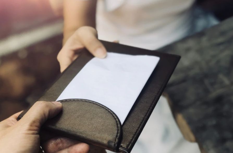 Konobar umjesto bakšiša dobio šokantnu poruku: Za sve je kriv Tramp? VIDEO