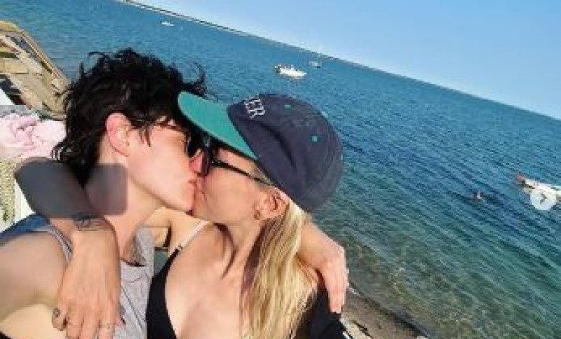 Ljubav krunisale brakom: Slavna glumica u tajnosti rekla “da” dugogodišnjoj partnerki