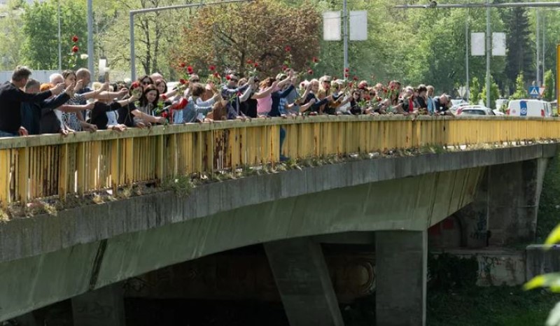 Godišnjica smrti Milane Koprene: 46 nastavnika bacilo 46 ruža u banjalučki Vrbas VIDEO