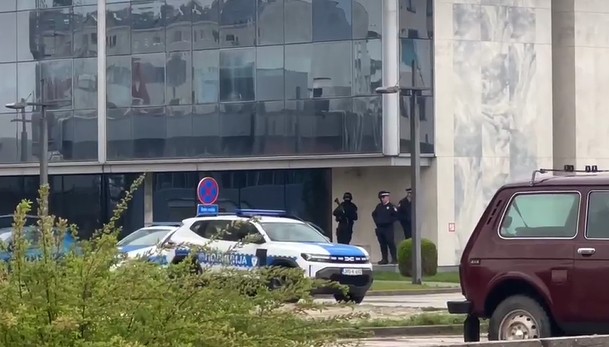 I jutros vanredno u Istočnom Sarajevu: Policija motri na svaki korak oko zgrade Vlade Srpske