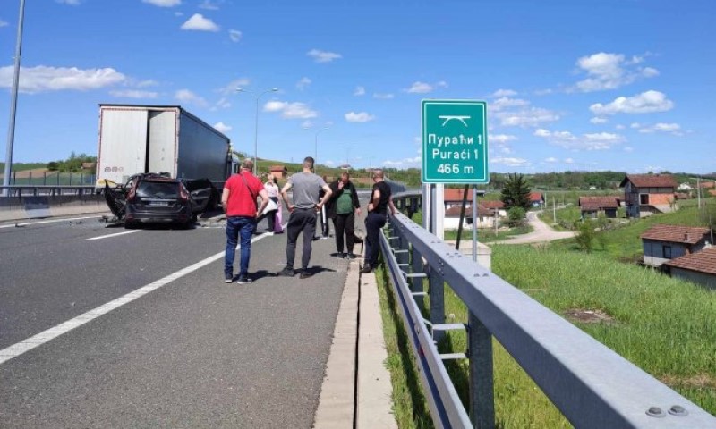 Tužilaštvo o strašnoj tragediji na auto-putu “9. januar”: Automobil udario u prikolicu, naložena obdukcija stradalih