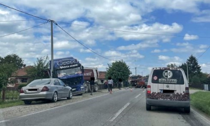Saobraćaj na ovoj dionici usporen: Sudar kombija i kamiona, jedna osoba u bolnici