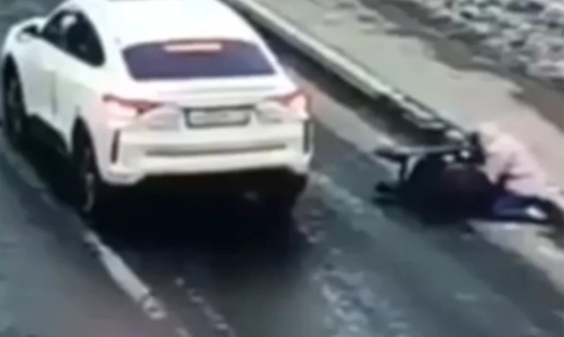 Kamere snimile jezivu nesreću: Džipom udarila majku i bebu na pješačkom VIDEO