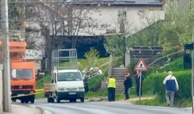 Teška nesreća u BiH: Kliom udario u kamion, dvojica radnika ispala iz korpe