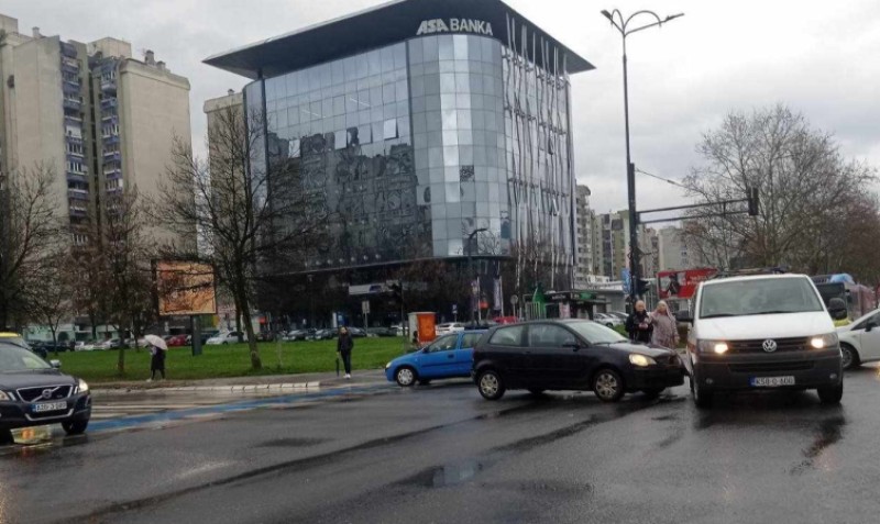 Nastala velika gužva u saobraćaju: Automobilom se zabio u vozilo Hitne pomoći