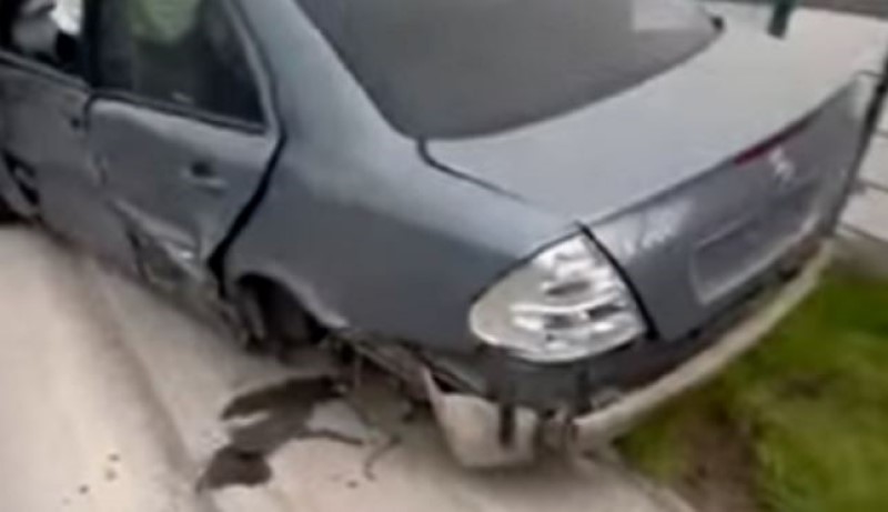Sudar “mercedesa” i “reno megana”: Teška nesreća u BiH, jednom vozilu otpao točak