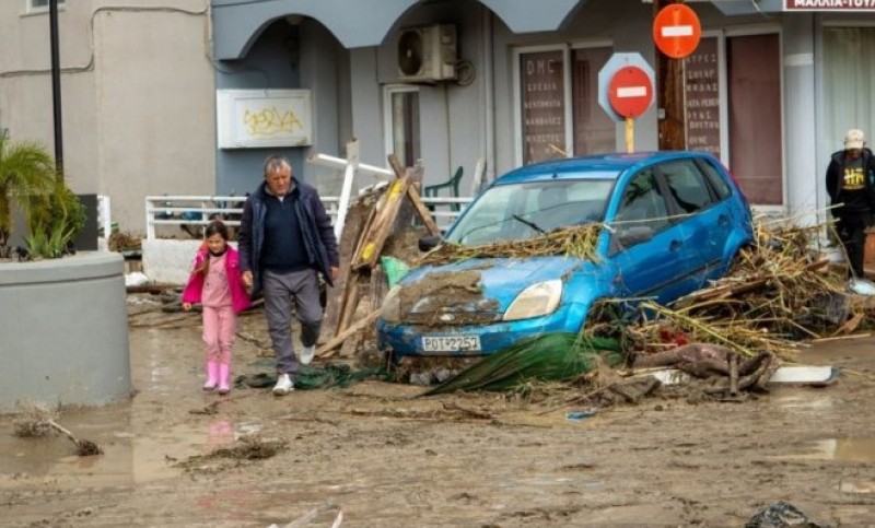 Vjetrovi čupali drveće, prevrnuti automobili: Snažno nevrijeme pogodilo grčka ostrva VIDEO