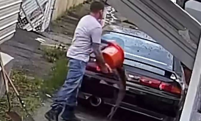 Vatrogasac istresao kamenje na rijetki Nisan: Vlasnik traži pola miliona dolara odštete VIDEO