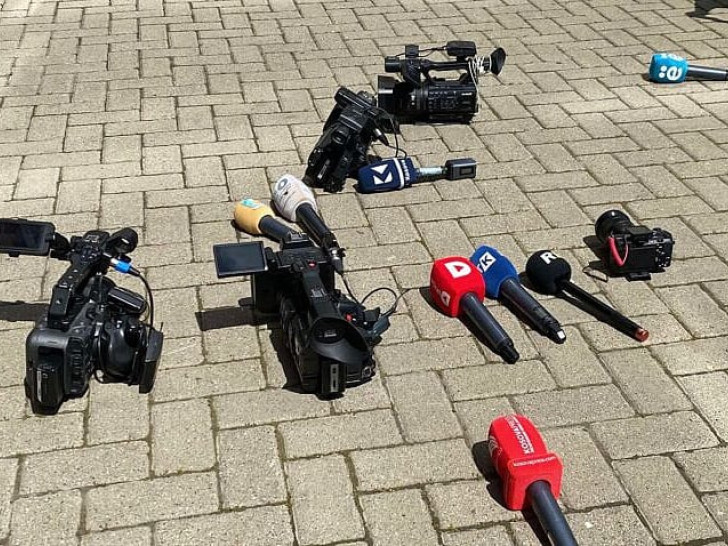 U znak protesta, kamere i mikrofoni na pločniku: Novinari bojkotovali Kurtija