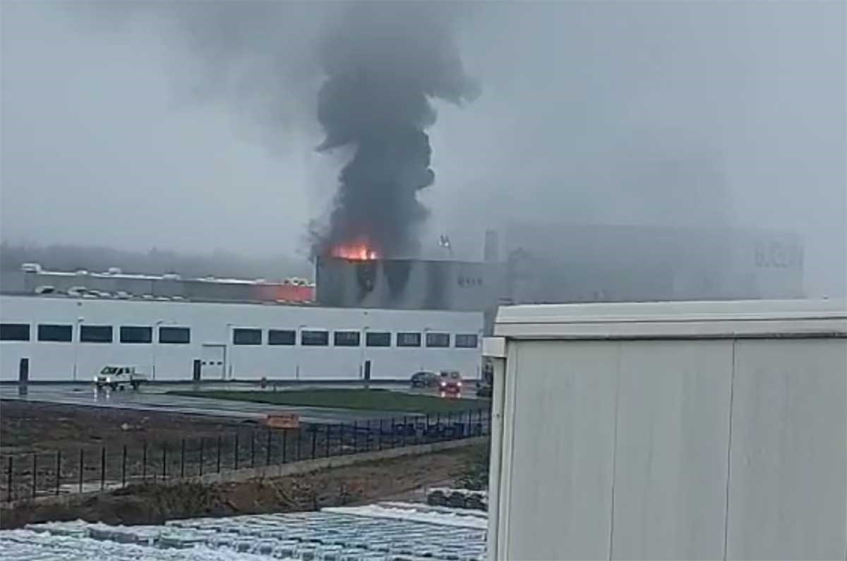 Vatrogasci na terenu: Gori fabrika u Ogulinu