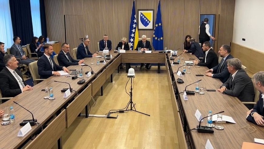 Nova većina: U toku sastanak Trojke, HDZ-a i opozicije iz Srpske