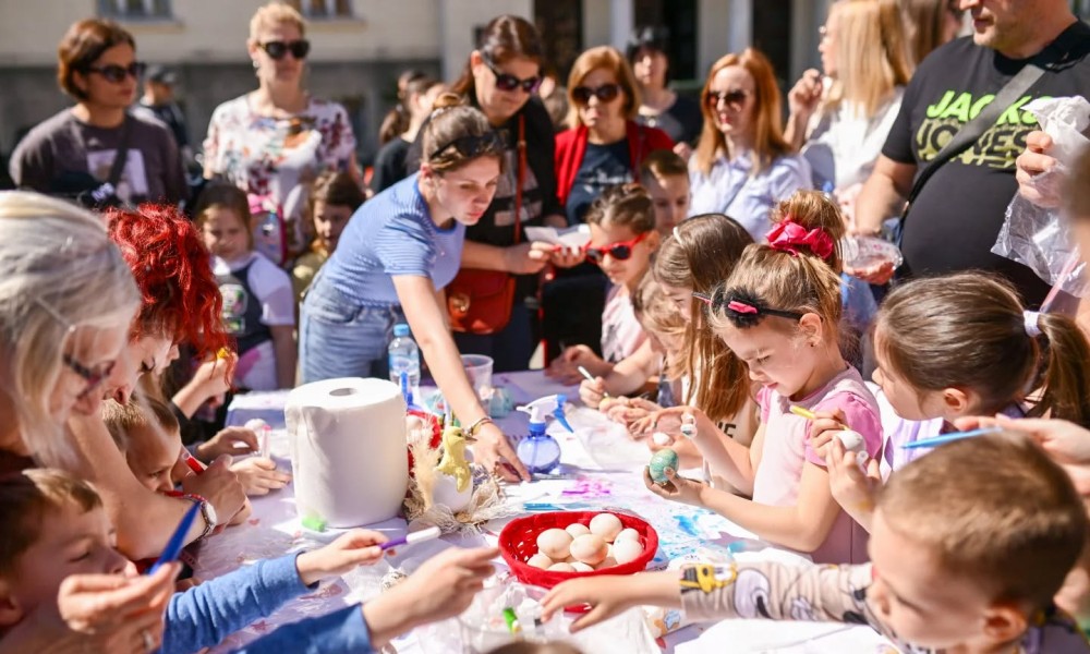 Tradicionalno u porti Hrama Hrista Spasitelja: Banjalučki mališani bojili vaskršnja jaja FOTO