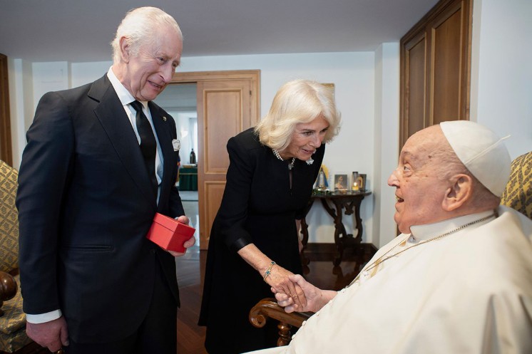 Sastanak u Vatikanu: Papa Franjo sa kraljem Čarlsom i kraljicom Kamilom