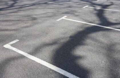 Bura zbog sumnjive prodaje parking mjesta u Banjaluci: Za dvije crte i jedan broj na asfaltu 15.000 KM