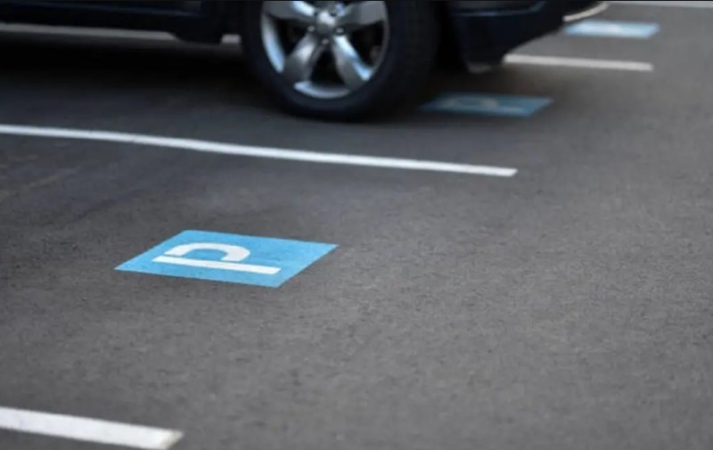 Hit na društvenim mrežama: Natpis na parkingu do suza nasmijao region FOTO