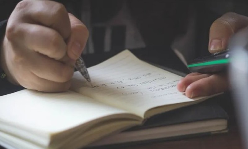 “Čeka me djevojka, molim vas”! O cedulji koju je učenik dao profesoru bruje mreže FOTO