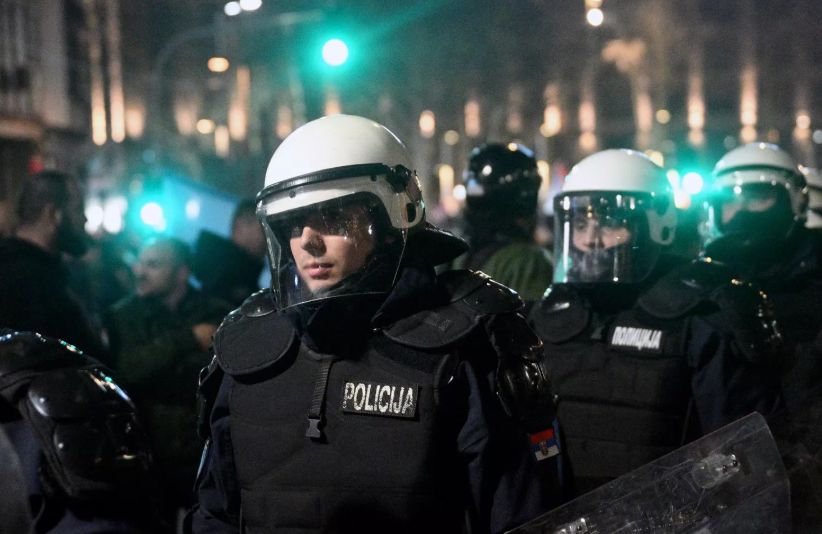 Studenti u blokadi i građani protestuju ispred zgrade RTS-a