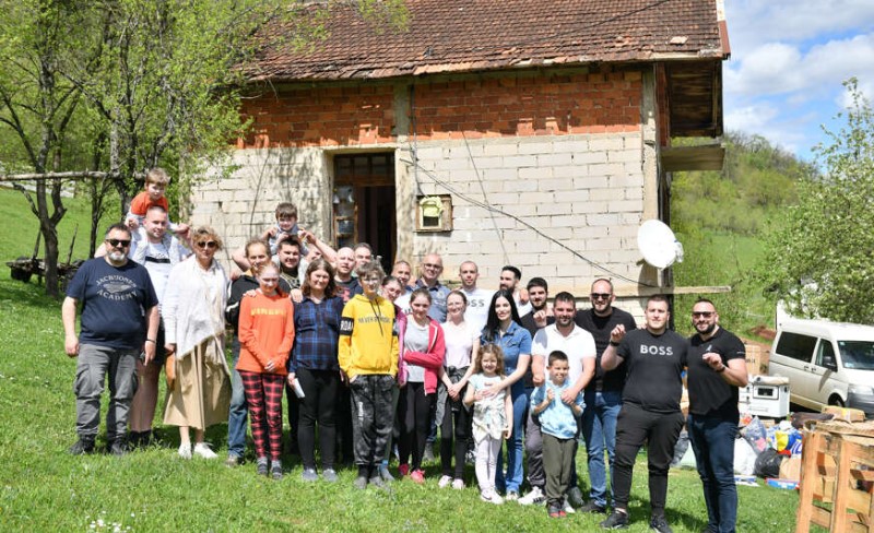 Banjalučki humanitarci opet pokazali veliko srce: Konvoj ljubavi za porodicu Gajić na Vaskrs FOTO