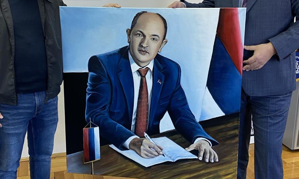 Luka na platnu: Direktor Elektroprivrede dobio poklon od diplomca FOTO