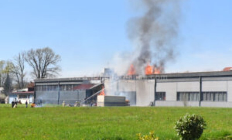 Na terenu brojne ekipe vatrogasaca: Veliki požar u Prijedoru, gori fabrika VIDEO