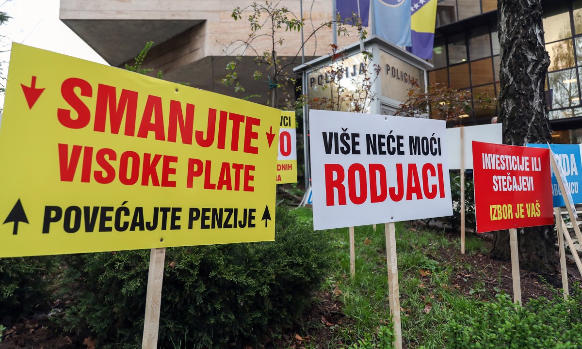 Protest zbog loše ekonomske situacije: Političari uživaju, građani potplaćeni