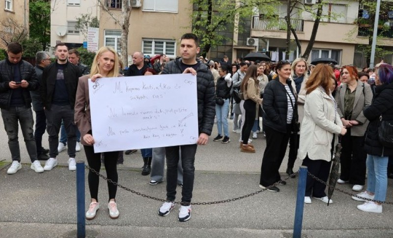 Održana protestna šetnja: Zdravstveni radnici iz BiH pozvali ministra da podnese ostavku