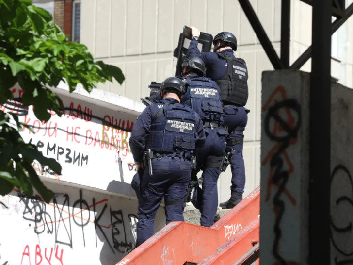 Haos u Novom Sadu: Muškarac pucao tokom intervencije, pa se zabarikadirao
