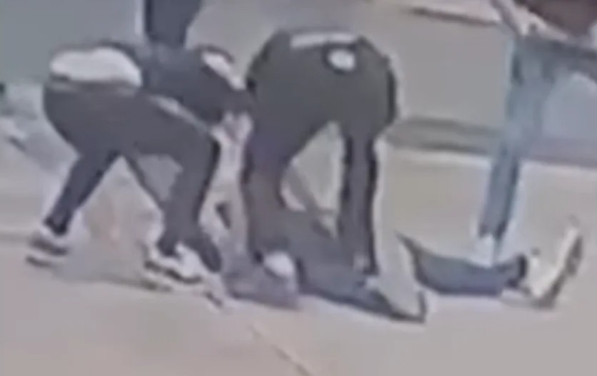 Isplivao snimak nakon pucnjave u Beogradu: Ranjeni pada pred restoranom VIDEO
