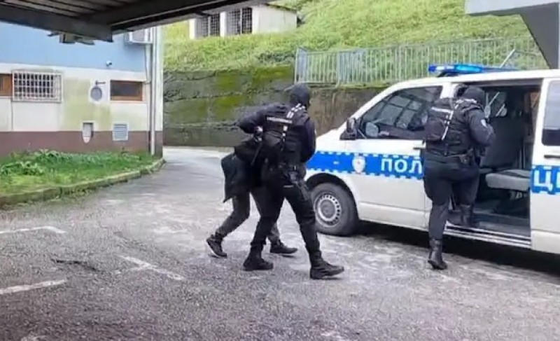 Prijeteći nožem ukrao 3.000 KM: Pogledajte sprovođenje razbojnika iz Zvornika VIDEO